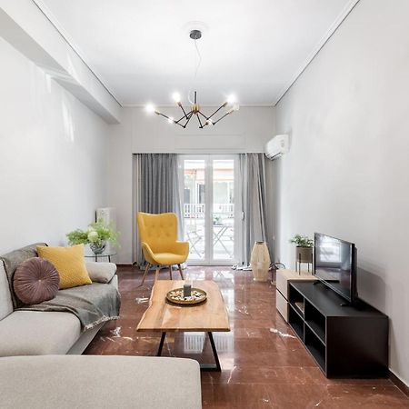 Explore History From A Chic Central Apartment Атина Екстериор снимка