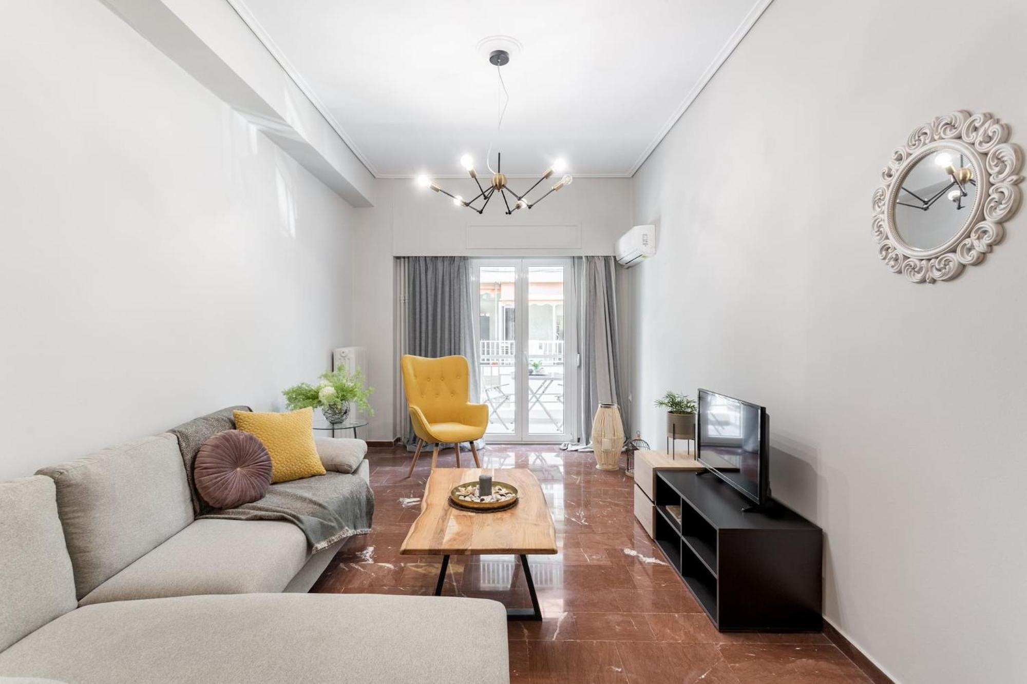 Explore History From A Chic Central Apartment Атина Екстериор снимка