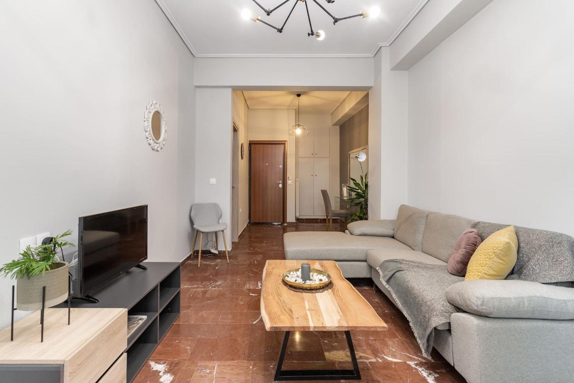 Explore History From A Chic Central Apartment Атина Екстериор снимка