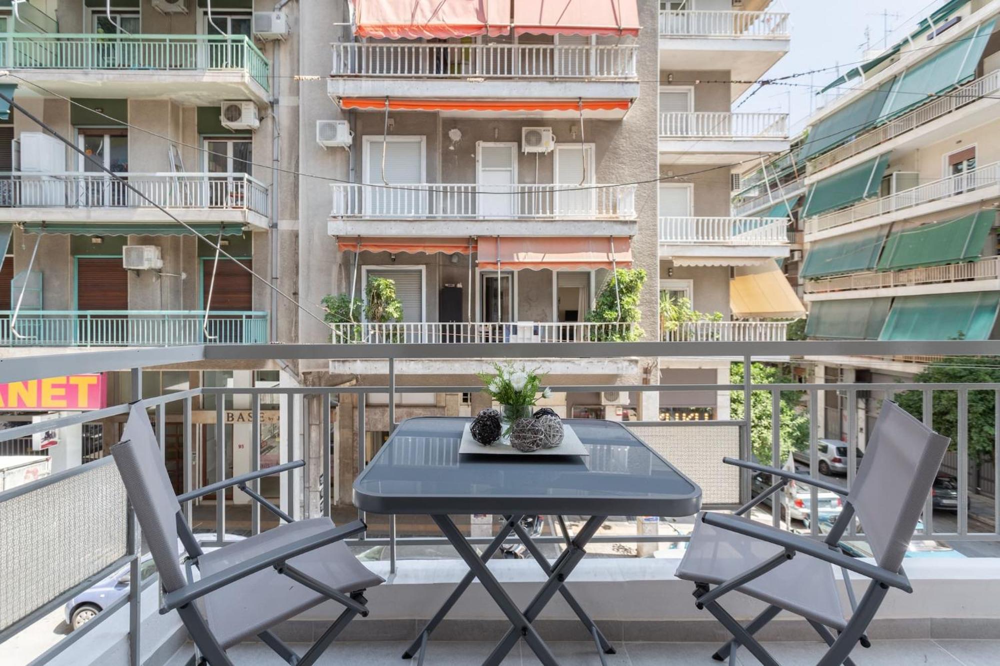 Explore History From A Chic Central Apartment Атина Екстериор снимка