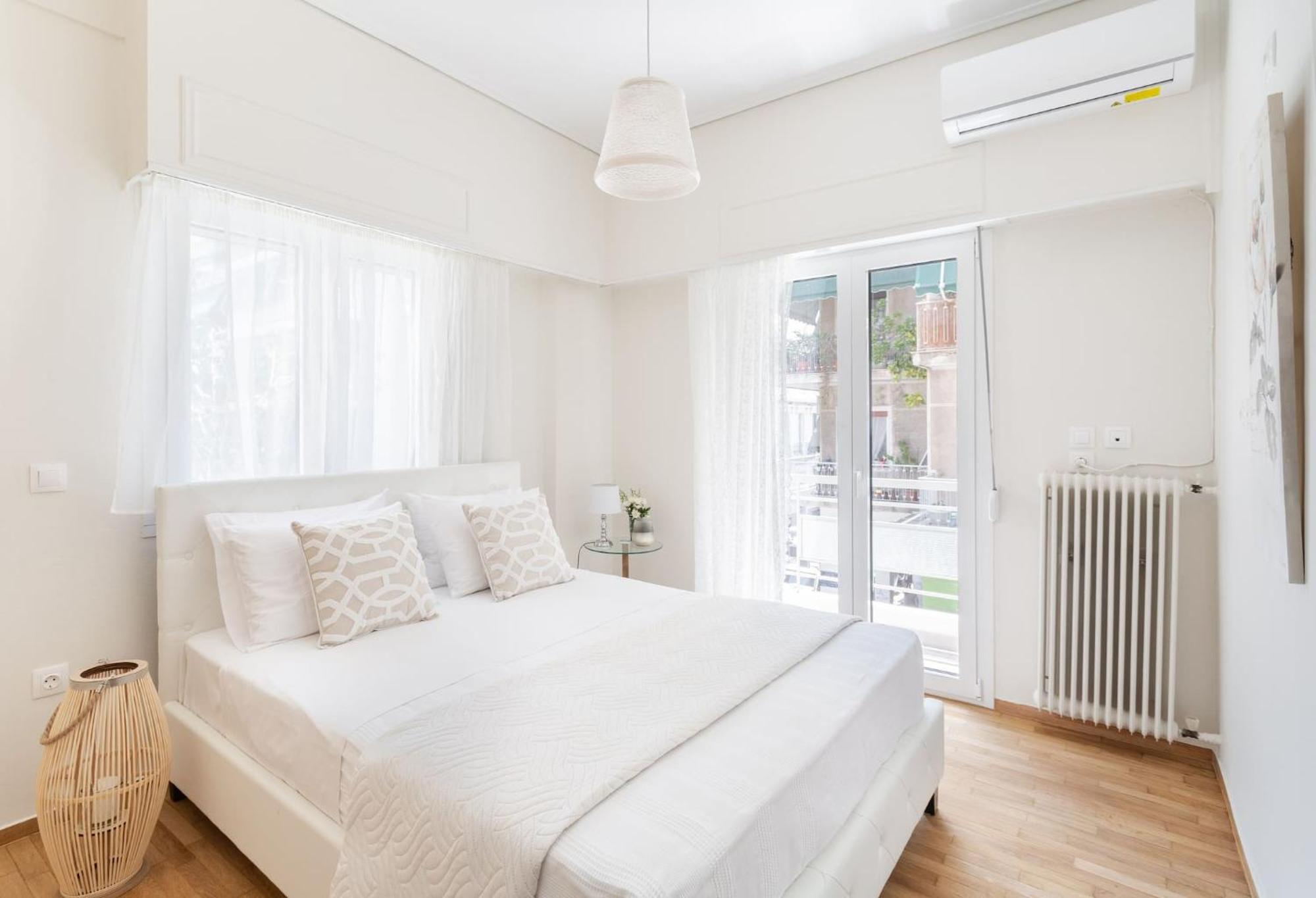 Explore History From A Chic Central Apartment Атина Екстериор снимка