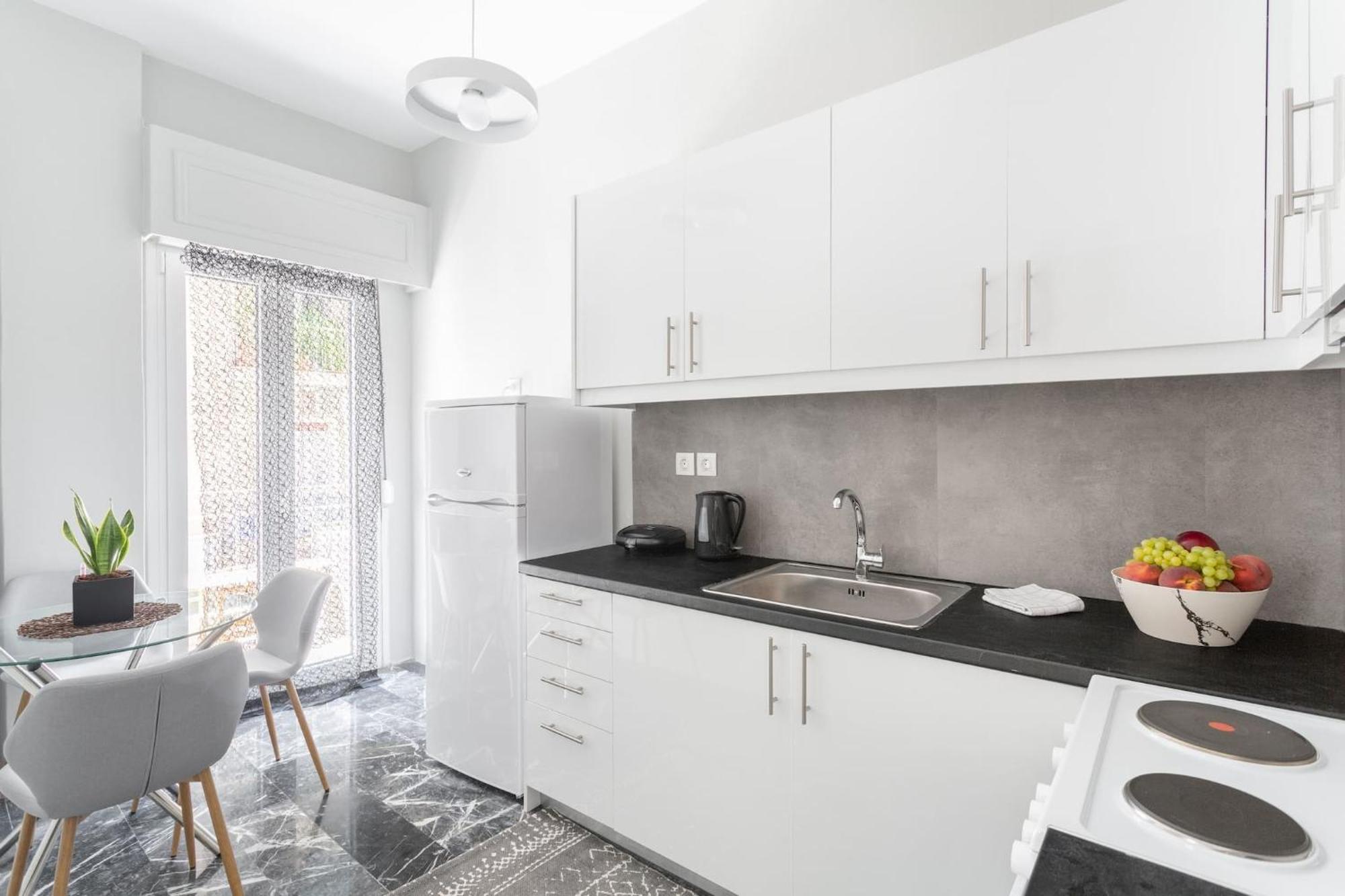 Explore History From A Chic Central Apartment Атина Екстериор снимка